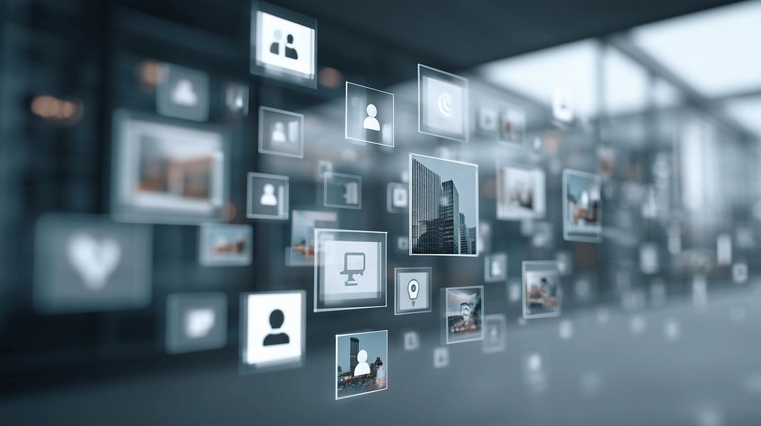 Tarjetas digitales flotando con iconos de usuarios y sistemas que representan un ecosistema de procesos conectados