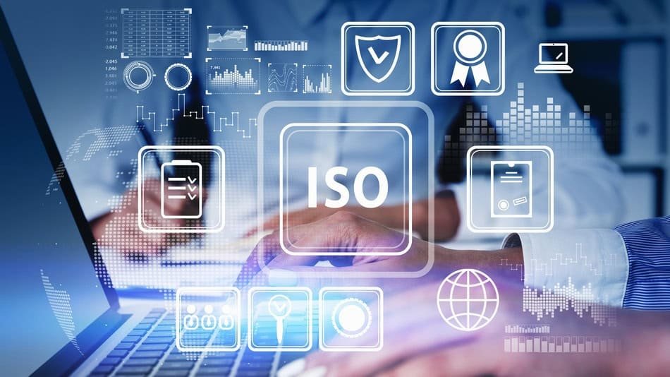 Profesional trabaja en una laptop con iconos de certificaciones ISO que representan el cumplimiento normativo empresarial