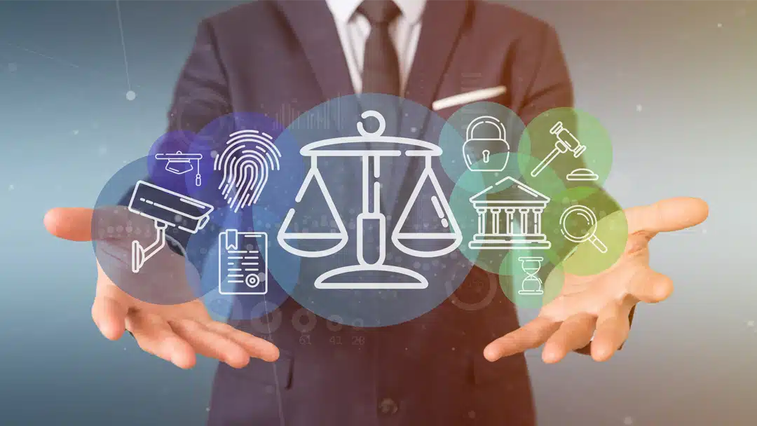 Ejecutivo sostiene íconos de balanza y elementos legales que representan el control interno y el cumplimiento regulatorio