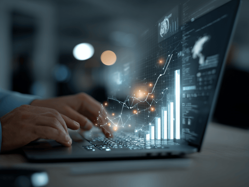 Usuario trabajando en un equipo portátil mientras supervisa graficas de riesgos y procesos de la empresa
