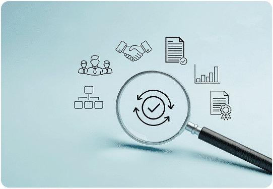 Lupa sobre un símbolo de mejora continua rodeado de iconos de procesos, documentos y métricas que representan un software de auditoría con enfoque integral