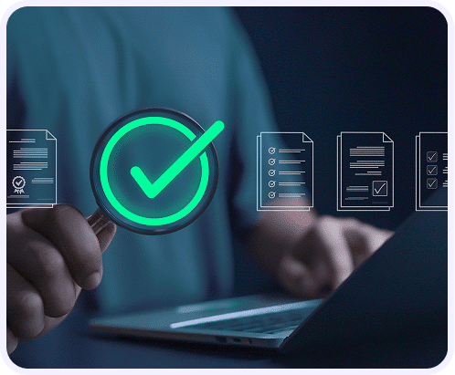 Ícono de aprobación sobre documentos electrónicos que representa la validación de evidencias en auditoría interna mediante una plataforma digital