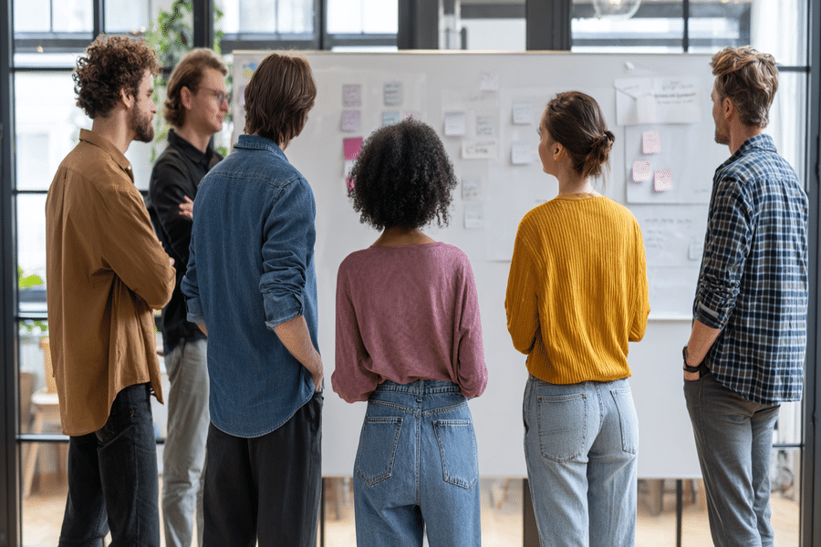 Sesión colaborativa para innovación y mejora continua del trabajo.